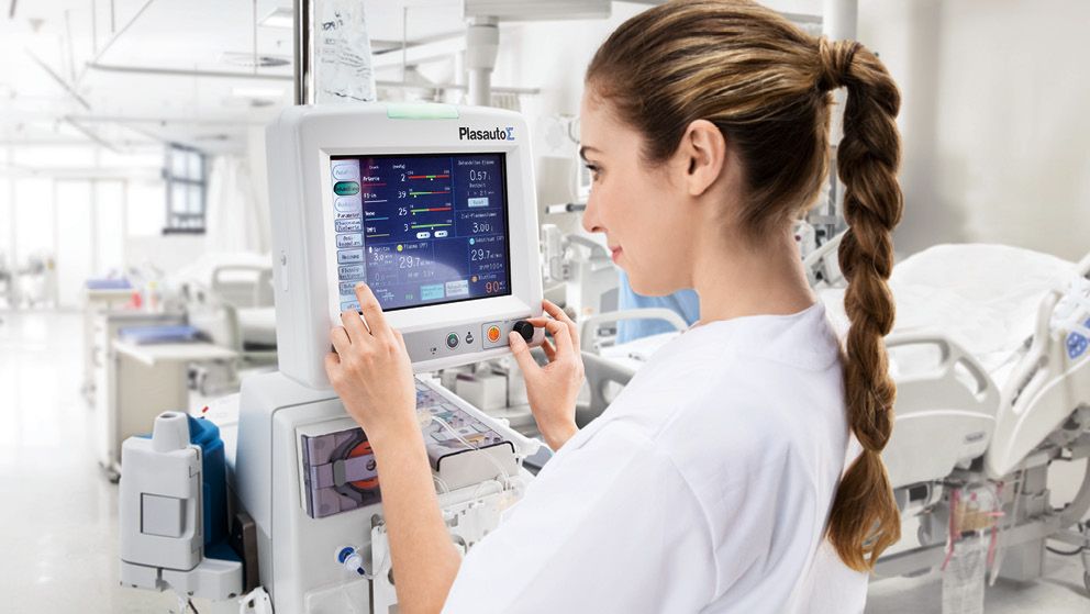 krankenschwester mit gerät und plasmaseparator plasmaflo
