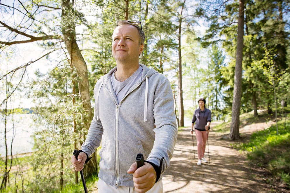 mann mit erhöhtem ldl-cholesterin beim walken